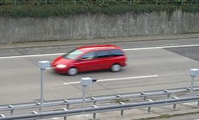 Messgeräte prüfen Verkehrsgeschwindigkeit eines Autos