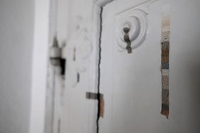 Restauratorische Funde: Die historischen Türen zeigen noch alle Farbschichten, seit das Haus um 1795 erbaut wurde; Foto: Michael Gstettenbauer 