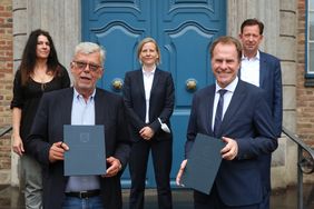 Der "Pakt für den Sport" ist unterzeichnet (v.r.): Stadtdirektor Burkhard Hintzsche, Oberbürgermeister Dr. Stephan Keller, Sportamtsleiterin Eva Kulot, SSB-Präsident Peter Schwabe und SSB-Vizepräsidentin Andrea Haupt; Foto: Young