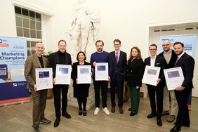 Die Landeshauptstadt Düsseldorf wurde vom Marketing Club Düsseldorf e. V. am Montag, 2. Dezember 2024, gemeinsam mit ihren städtischen Töchtern und Beteiligungen für ihre herausragende Zusammenarbeit geehrt. Foto: Ingo Lammert