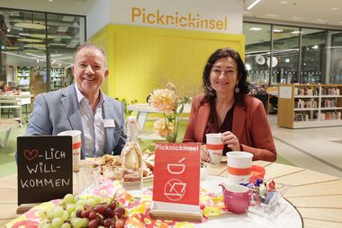 Beigeordnete Miriam Koch und Stephan Schwering, Direktor Stadtbüchereien Düsseldorf, stellten die neue Picknickinsel in der Zentralbibliothek vor. Foto: Landeshauptstadt Düsseldorf/David Young