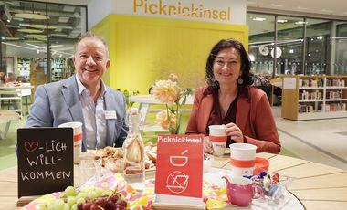Beigeordnete Miriam Koch und Stephan Schwering, Direktor Stadtbüchereien Düsseldorf, stellten die neue Picknickinsel in der Zentralbibliothek vor. Foto: Landeshauptstadt Düsseldorf/David Young