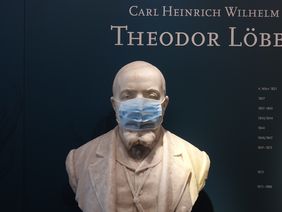 Büste Theodor Löbbeckes mit Mund-Nasen-Schutz-Maske