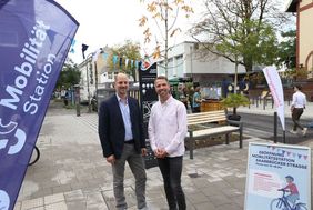 Foto von Marcus Beyer, Dezernent für Mobilität und Infrastruktur (l.) und Dr. David Rüdiger, Geschäftsführer der Connected Mobility Düsseldorf bei der Eröffnung der Mobilitätsstation an der Saarbrücker Straße.  