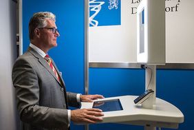 Der Beigeordnete für den Bürgerservice - Prof. Dr. Andreas Meyer-Falcke - beim Test des ersten Selbstbedienungsterminals.