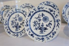Ein bekanntes Muster - und doch gibt es Neues zu entdecken in der Ausstellung "Zum Heulen schön! Meissener Zwiebelmuster in seiner ganzen Vielfalt (1730 bis 1888)"; Foto: Ingo Lammert