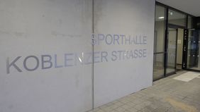 Gymnasium Koblenzer Straße: Für 14,9 Millionen Euro ist der Schulstandort um einen neuen Unterrichtstrakt und eine neue Dreifach-Sporthalle erweitert worden; Foto: Wilfried Meyer