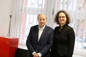 Wilfried Schulz (links) und Claudia Schmitz (rechts) haben im Beisein von Ministerin Pfeiffer-Poensgen und Oberbürgermeister Thomas Geisel die Verträge am Dienstag, 12. Februar, unterzeichnet; Foto: Lammert