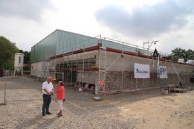 Die neue Zweifach-Sporthalle der Gesamtschule Stettiner Straße in Garath steht kurz vor der Fertigstellung. Foto: Ingo Lammert