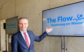 Oberbürgermeister Thomas Geisel gab beim Richtfest den Namen des neuen Schwimm-, Sport- und Stadtteilzentrums für Oberkassel und Heerdt bekannt; Foto: Schaffmeister