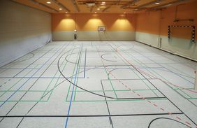 In den Erweiterungsneubau wurde auch eine Zweifach-Sporthalle integriert; Foto: Zanin
