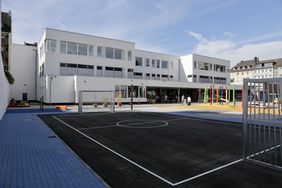 In den Pausen können die Schülerinnen und Schüler auch auf einem neuen Fußballkleinfeld kicken.