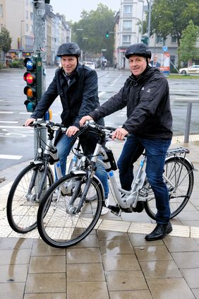 Stellten Einzelheiten zur neuen Fahrrad-App "traffic pilot" vor: Florian Reeh, Leiter des Amtes für Verkehrsmanagement (li.),  und Heiko Böhme, Sachgebietsleiter Verkehrssystemmanagement. Foto: Michael Gstettenbauer