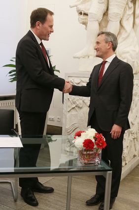 Oberbürgermeister Thomas Geisel gratuliert Dr. Stephan Keller zur angenommenen Wahl zum Oberbürgermeister. Foto: David Young