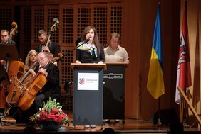 Auch die ukrainische Generalkonsulin Iryna Shum begrüßte die Zuschauer. Zudem verlas sie ein Grußwort von Roman Klitschuk, Bürgermeister der Stadt Czernowitz, in dem er für die Unterstützung dankte. Foto: Uwe Schaffmeister