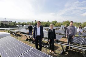 Die Carl-Benz-Realschule ist bereits mit einer Photovoltaikanlage ausgestattet: Stadtdirektor Burkhard Hintzsche und Schulleiterin Bettina Peiffer mit Schülerinnen und Schülern auf dem Dach des Gebäudes an der Lewitstraße, © Landeshauptstadt Düsseldorf/Ingo Lammert