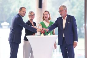 Eröffneten das neue Schwimmbad in Benrath: (v.l.) Christoph Schlupkothen (GF Bädergesellschaft), Dagmar Ringes-Faßbender (Betriebsleiterin), BeigeordnEröffneten das neue Schwimmbad in Benrath: (v.l.) Christoph Schlupkothen (GF Bädergesellschaft), Dagmar Ringes-Faßbender (Betriebsleiterin), Beigeordnete Britta Zur und Peter Schwabe (Aufsichtsratsvorsitzender Bädergesellschaft).ete Britta Zur und Peter Schwabe (Aufsichtsratsvorsitzender Bädergesellschaft). Fotos: David Young