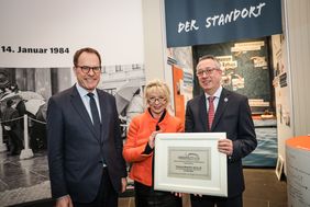 Timo Zimmermann (r.), Volksbank Düsseldorf Neuss, überreichte einen symbolischen  Fördercheck. Die Fördersumme beträgt 10.000 Euro. Foto: Zanin