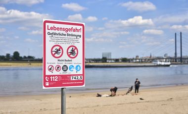 Um vor den Gefahren des Badens im Rhein zu warnen, hat die Landeshauptstadt fest installierte Metallschilder angebracht. Foto: Landeshauptstadt Düsseldorf/Claus Langer