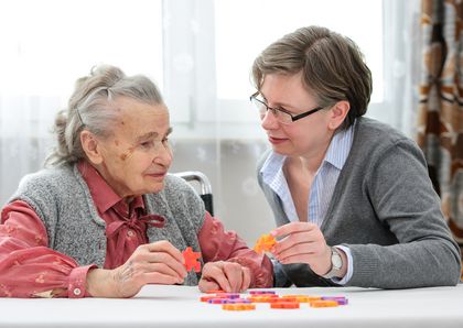 Seniorin mit Betreuerin beim Spiel, © Alexander Raths, fotolia