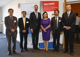 v.l.: Ryuta Mizuuchi (Japanischer Generalkonsul), Masayoshi Watanabe (Direktor JETRO Düsseldorf), Uwe Kerkmann (Leiter Wirtschaftsförderung), Petra Wassner (NRW.INVEST), Jiro Kobayashi (Präsident der Jap. IHK), Prof. Dr. Werner Pascha (Uni Duisburg-Ess