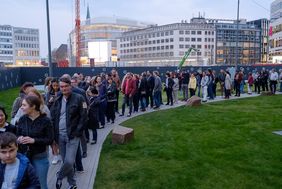 Lange Schlange vor dem Dreischeibenhaus. Foto: Uwe Schaffmeister
