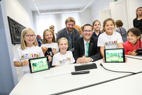 V.l.n.r.: Schülerinnen Sara, Neele und Franziska, Florian Dirszus, stellvertretender Leiter des Schulverwaltungsamts, Bezirksbürgermeister Stefan Golißa und die Schülerinnen Cecilia und Hannah. Foto: Melanie Zanin
