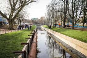 Seit Herbst 2017 wurde an der Offenlegung der Düssel im Hofgarten gearbeitet. Jetzt wird der neu errichtete Düsselteil geflutet. Foto: Melanie Zanin