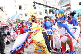 "Düsseldorf - gemeinsam jeck" - die Karnevalisten in der Landeshauptstadt feiern ihren Rosenmontagszug 2019. Foto: Melanie Zanin
