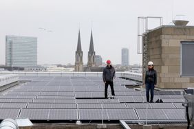 Manfred Krick, Projektleitung KAP1, und Martina Mohr, Kulturamt, auf dem Dach des Gebäudes Konrad-Adenauer-Platz 1. Die Installation der Solarmodule ist kurz vor dem Abschluss; Foto: Ingo Lammert