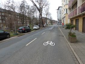 Auch auf der Prinz-Georg-Straße sind an den ehemaligen Umweltspuren Änderungen im Hinblick auf deren adäquaten Ersatz vorgenommen worden; Foto: Amt für Verkehrsmanagement