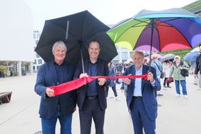 Oberbürgermeister Dr. Stephan Keller (m.) schnitt gemeinsam mit Generalintendant Wilfried Schulz (r.) und Architekt Christoph Ingenhoven das symbolische Band durch. Foto: Landeshauptstadt Düsseldorf/Michael Gstettenbauer