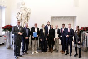 Wirtschaftsdezernent Christian Zaum (3.v.r.) mit Vertreterinnen und Vertretern von BMBF, MAGS, MWIKE, WorldSkills sowie Stadt Düsseldorf. Foto: Ingo Lammert