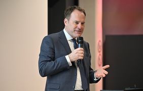 Oberbürgermeister Dr. Stephan Keller eröffnete das Netzwerktreffen und würdigte dabei das Engagement der Initial- und Klimapartner und ihren Beitrag zur Auszeichnung der Landeshauptstadt als Klimaaktive Kommune. Foto: Lübke