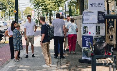 Wie hier im Bild bei der Mobilitätsstation Engerstraße wird es auch zur Eröffnung der neuen Mobilitätsstation am S-Bahnhof Wehrhahn einen Infotag für die Menschen vor Ort geben. Foto: Connected Mobility Düsseldorf