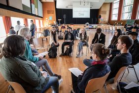 Beim Treffen der Düsseldorfer "Courage-Schulen" am 10. April wurden über die weitere Zusammenarbeit diskutiert. Foto: Zanin
