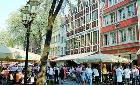 Sommerterrasse in Düsseldorf. Foto: Düsseldorf Tourismus GmbH