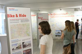 Die Ausstellung informiert zu Themen und Projekten der Radverkehrsförderung in Düsseldorf, darunter "Bike & Ride". Foto: Ingo Lammert