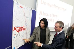Stellten Einzelheiten zur Einrichtung der dritten Umweltspur der Öffentlichkeit vor: Oberbürgermeister Thomas Geisel und Verkehrsdezernentin Cornelia Zuschke. Foto: Ingo Lammert