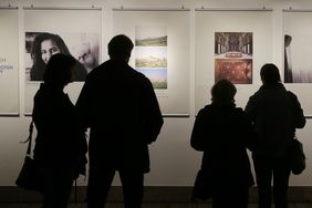 In der Ausstellung "Lost Heimat - Erinnerungen an Syrien" werden bis zum 30. Oktober auf der Ausstellungsfläche des Rathauses, Marktplatz 2, Fotos von Philipp Rathmer und Martin Niessen sowie ein Film von Juliane Kühn präsentiert.