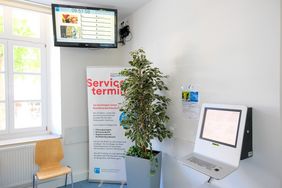 Der Wartebereich erstrahlt in hellen Farben; Foto: Gstettenbauer