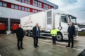 V.l.: Dr. Frank Koch, EnergieAgentur.NRW, Minister Prof. Dr. Andreas Pinkwart, Holger te Heesen, geschäftsführender Gesellschafter ABC-Logistik, und Oberbürgermeister Dr. Stephan Keller. Foto: LHD/Melanie Zanin