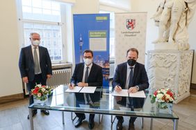 Vertragsunterzeichnung im Rathaus mit Oberbürgermeister Dr. Stephan Keller (r.), Julien Mounier (M.), Vorstandsvorsitzender der Stadtwerke AG, und Stadtwerke-Vertriebsvorstand Manfred Abrahams; Fotos: Gstettenbauer 