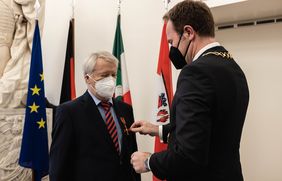Karl-Heinz Keldungs (l.) ist das Bundesverdienstkreuz verliehen worden. Oberbürgermeister Dr. Stephan Keller hat die Auszeichnung im Düsseldorfer Rathaus überreicht; Fotos: Heidrich