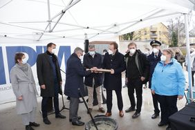 Großer Bahnhof bei der Grundsteinlegung zur neuen Jugendverkehrsschule: Vetreter von Politik, Polizei, Verkehrswacht, Zukunftswerkstatt, Schützen und der Stadt waren zur Grundsteinlegung gekommen. Foto: Ingo Lammert