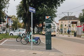 Eine neue Mobilitätsstation bereichert jetzt das Mobilitätsangebot auf dem Aachener Platz. Foto: Connected Mobility Düsseldorf