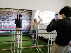 Wer in der Ausstellung Lust am Bewegen bekommen hat, kann sich sogar an einer Ballettstange ausprobieren und dabei über eine Fototapete in die Merkur-Spiel-Arena blicken.