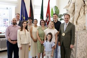 Neun Mitbürgerinnen und Mitbürger erhielten jetzt im Rahmen eines Empfangs im Düsseldorfer Rathaus von OB Dr. Stephan Keller (r.) die deutsche Staatsbürgerschaft, Foto: Ingo Lammert.