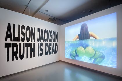 Installationsansicht "Truth is dead" von  Alison Jackson im NRW-Forum, Foto: Stephan Macháč, 2023