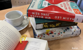 Foto mit Porzellantasse und Büchern